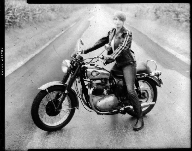 Mulheres em  moto BSA, mulher em  moto antiga, babes on BSA bike, woman on old BSA bike