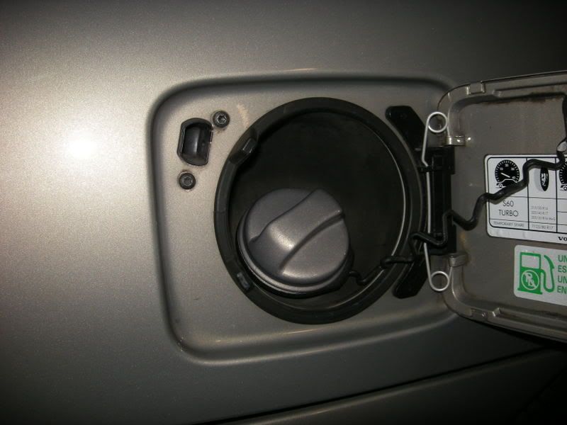 Får inte upp tanklocket v70