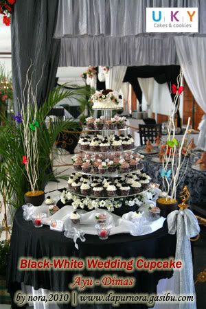 black white cupcake wedding