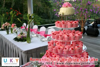 pink wedding cake bandung