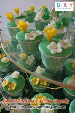 wedding cupcake