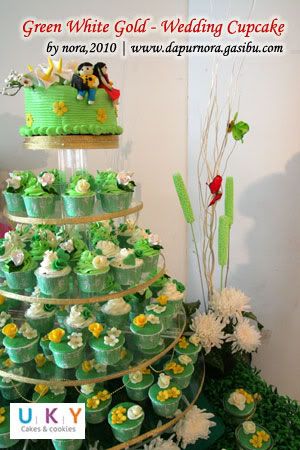 Wedding cupcakes with the theme of Green White and Gold