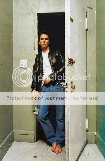 http://i83.photobucket.com/albums/j301/Lissena/christian_bale_03.jpg