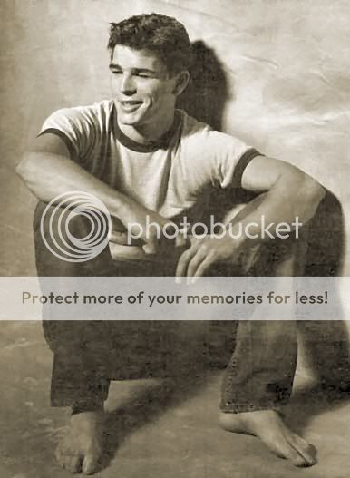 http://i83.photobucket.com/albums/j301/Lissena/josh_hartnett_08.jpg